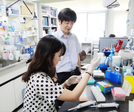 연구단의 실험실에서 연구원과 의견을 나누는 김 단장. 연구단에서 개발한 3세대 유전자가위 기법은 전 세계 실험실에서 사용될 것으로 기대된다.