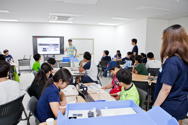연구단은 2013년부터 지역 중학생들을 대상으로 '나노구조물리 연구단 여름캠프'를 열고 있다.