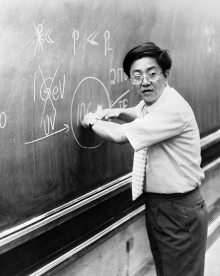 강의 중인 생전의 이휘소 박사의 모습. 그는 한국계 미국인으로 1960~70년대 입자물리학의 세계적 석학으로 꼽힌다.