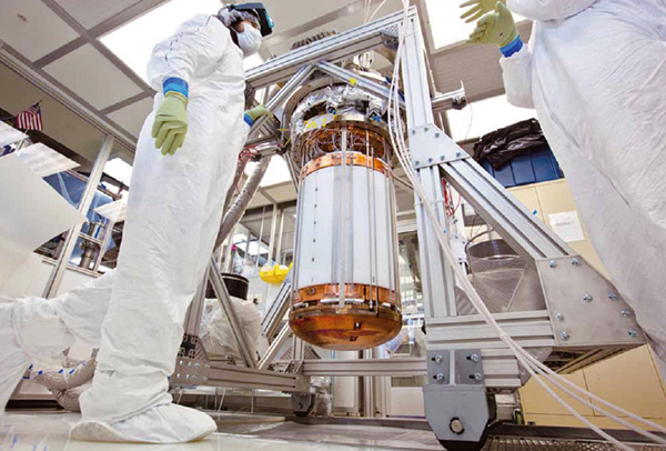 미국 브라운대의 암흑물질 탐색 임무인 '룩스'는 제논 시료를 이용하여 물질과 아주 미세하게 상호작용하는 암흑물질을 검출하는 프로젝트다. 주요 대상은 윔프로 2013년 10월 말 첫 번째 관측 결과를 냈다. ⓒ Brown University