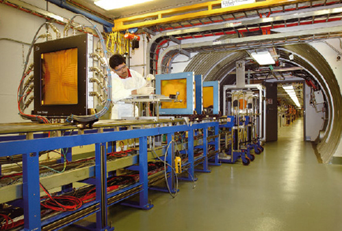 자기홀극 검출중인 CERN의 뫼달 검출기. 조-메이슨 자기홀극은 유럽에서 먼저 반향을 일으켰다. ⓒ CERN