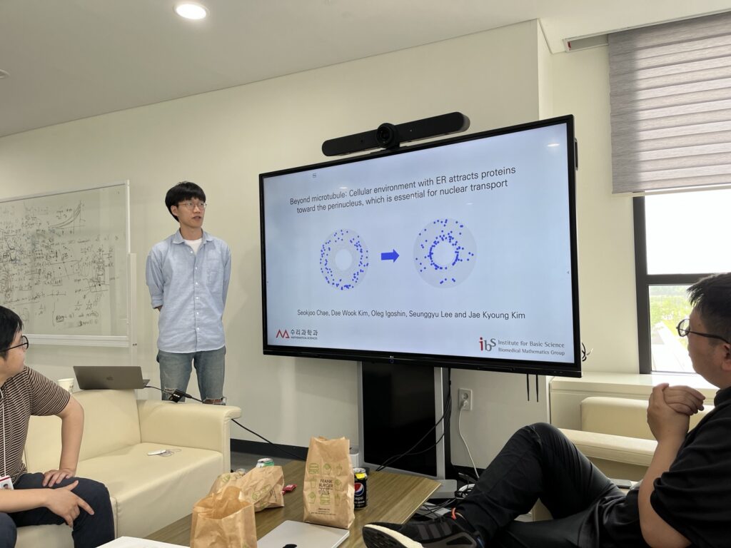 Seokjoo Chae gave a talk on “Beyond microtubule: Cellular environment with ER attracts proteins toward the perinucleus, which is essential for nuclear transport” at the BIMAG lunch lab meeting seminar