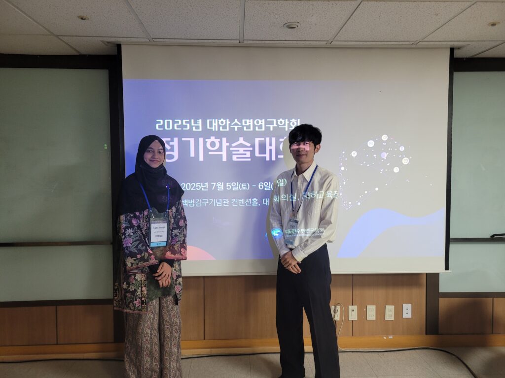 Aqsa, a graduate student researcher, received the Outstanding Research Award at the Annual Conference of the Korean Sleep Research Society. Aqsa 대학원생 연구원이 대한수면연구학회에서 우수 학술상을 수상했습니다.