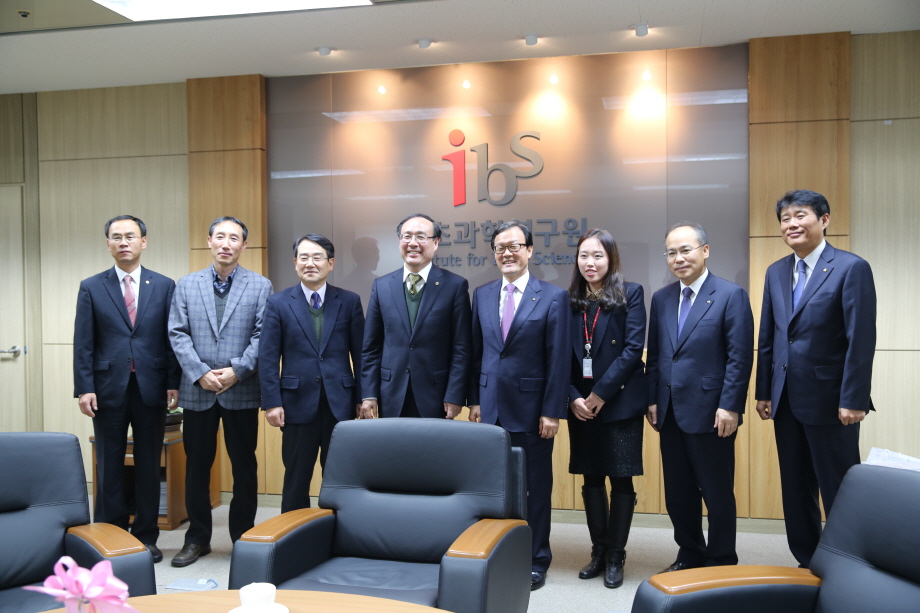 Woori Bank CEO’s Visit to IBS
