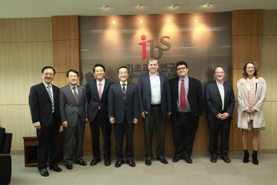 (From left to right) Choong-Han Song, the head of the Division of Policy & Planning at IBS, Kyung-Tack Chung, the secretary general at IBS, Taeghan Hyeon, the director of the Center for Nanoparticle Research, Hee-Sup Shin, the acting president of IBS and the director of the Center for Cognition and Sociality, Philip Campbell, the editor-in-chief of Nature, Antoine Bocquet, the director of Nature Publishing Group (NPG) Asia-Pacific, Steve Granick, the director of the Center for Soft and Living Matter, Kate Yoneyama, a team leader at NPG Asia-Pacific