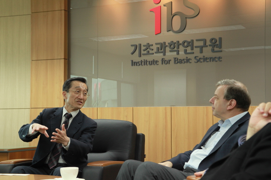 Hee-Sup Shin is giving a presentation on the current status of IBS.