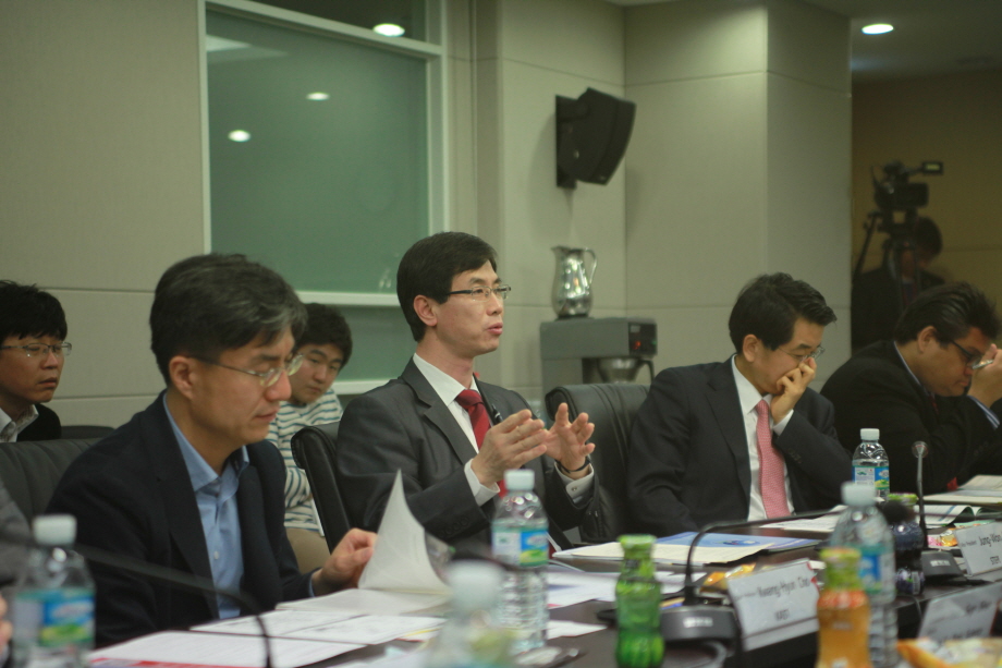Jung-Won Lee, the vice president of the STEP1, is presenting his opinions at the panel discussion.
