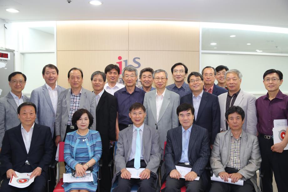 A group photo shot to celebrate the visit to IBS by members of the Principals Council for Science High School in Korea