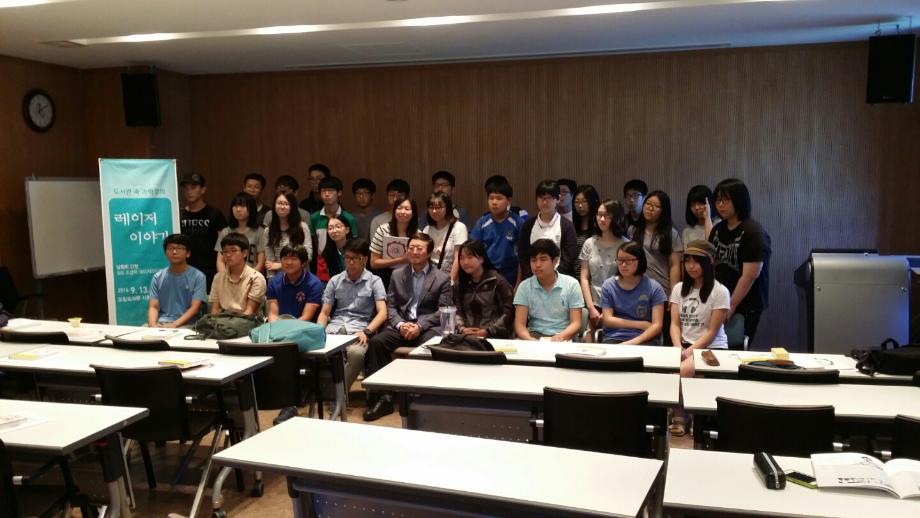 Chang Hee Nam, the director of the Center for Relativisitic Laser Science is posing for a picture with students who attended his science talk at the Jeollanam-do Provincial Library