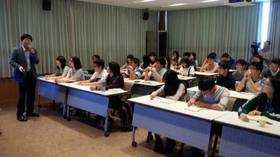 Director Nam is delivering a science talk