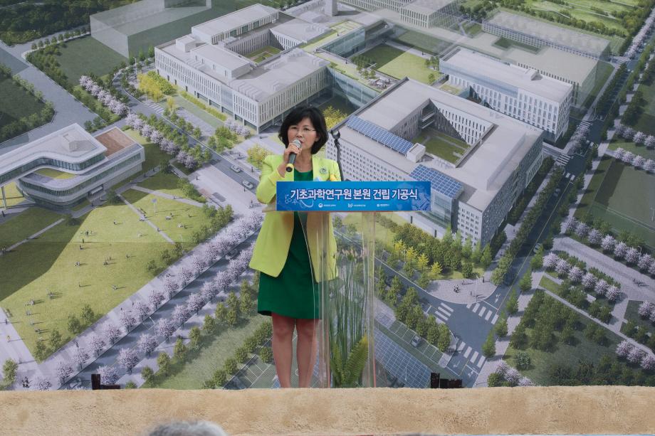 축사 전하는 김인식 대전광역시의회 의장