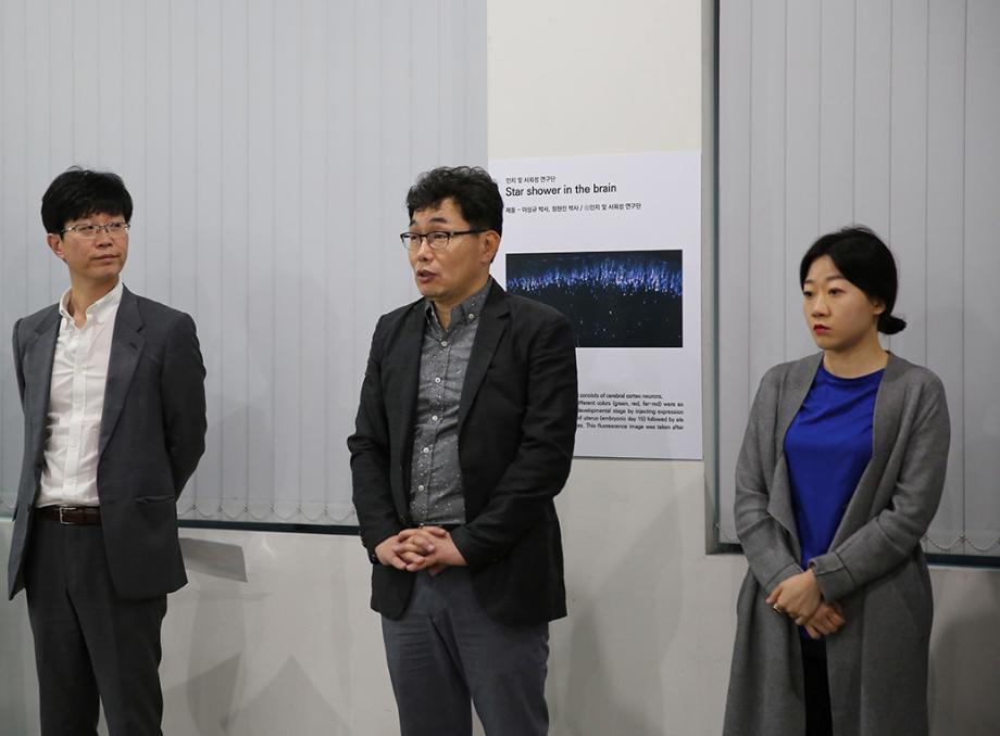 Group Photo1(왼쪽부터 심시보 IBS 대외협력실장, 이상봉 대전시립미술관장, 김수연 작가)