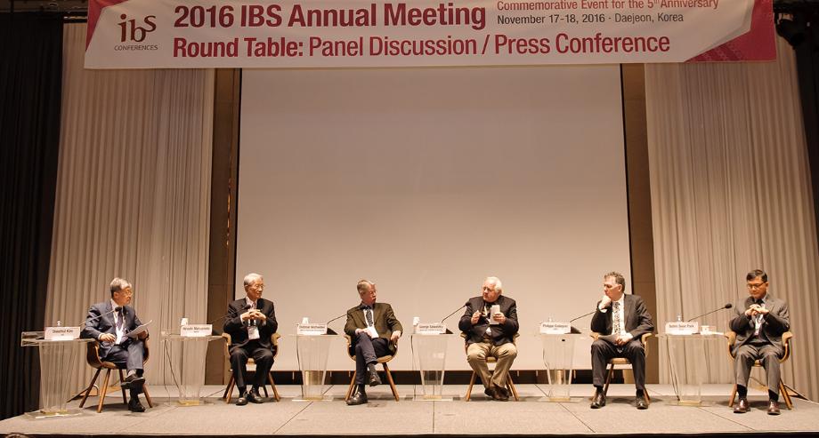 좌측부터)김두철 IBS 원장, 마츠모토 히로시 일본 이화학연구소 이사장, 디트마 베스트베버 독일 막스플랑크 분자의학연구소 소장, 조지 사와츠키 캐나다 브리티시컬럼비아대 교수, 필립 코도네 프랑스 국립과학연구원 동경사무소 소장, 박범순 KAIST 과학기술정책대학원 교수