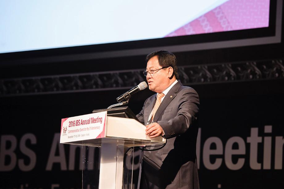 Representative LEE eunkwon delivers congratulatory remarks at the commemorative event for IBS 5th Anniversary