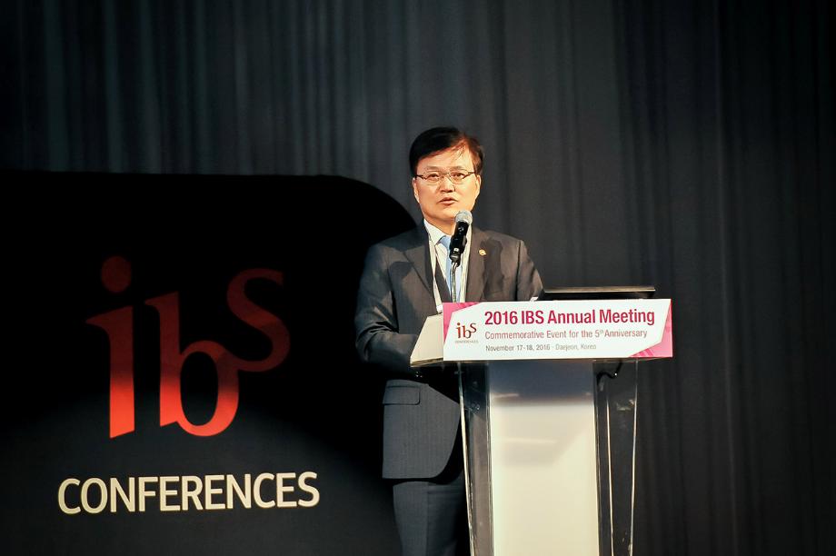 CHOI Yang-hee, Minister of Ministry of Science, ICT, and Future Planning delivers congratulatory remarks at the commemorative event for IBS 5th Anniversary