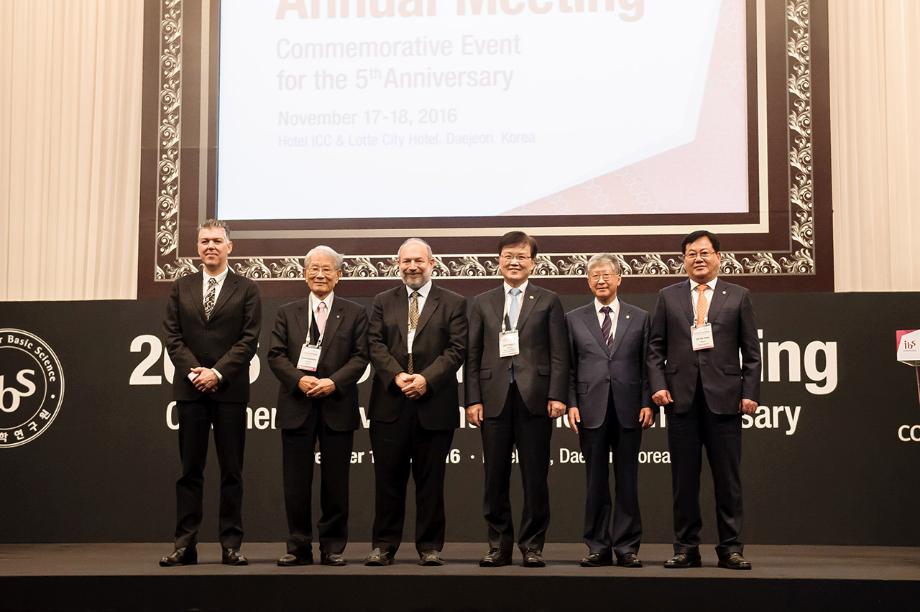 Left to right) Philippe Codognet (Director of the Regional Office of CNRS for North Asia, Hiroshi Matsumoto), Hiroshi Matsumoto, (President of RIKEN), Dr. Bruce Beutler (2011 Nobel Prize Winner in Physiology or Medicine), CHOI Yang-hee (Minister of Ministry of Science, ICT, and Future Planning), KIM Doochul (President of IBS), Representative LEE eunkwon