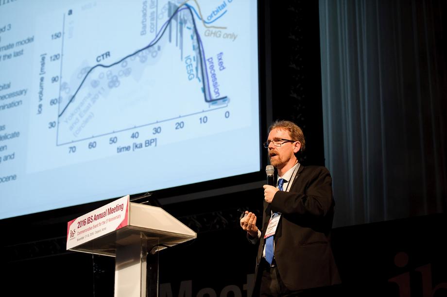 Professor Axel Timmermann explains the astronomical factors of early mankind migration during the public lecture session