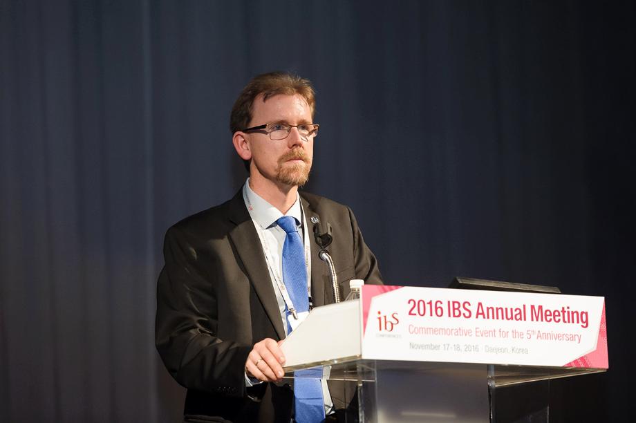 Axel Timmermann, Professor of the University of Hawaii at the public lecture session 9