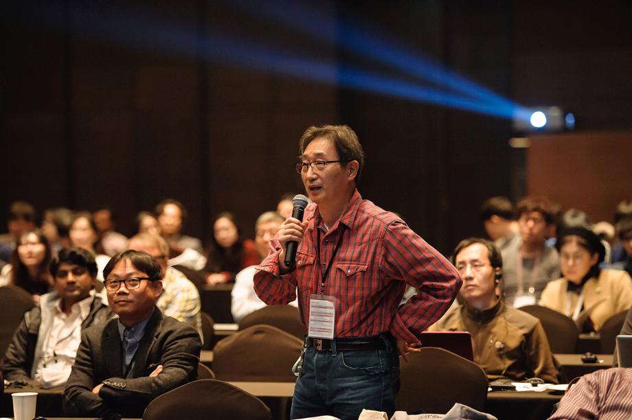Andreas Heinrich, Professor at Ewha Womans University at the public lecture session 5