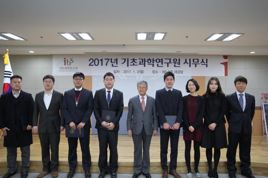 우수직원상 수상자 단체사진