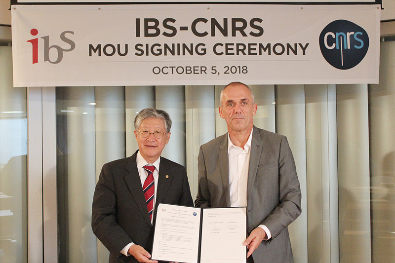 IBS President Doochul Kim with CNRS President Antoine Petit