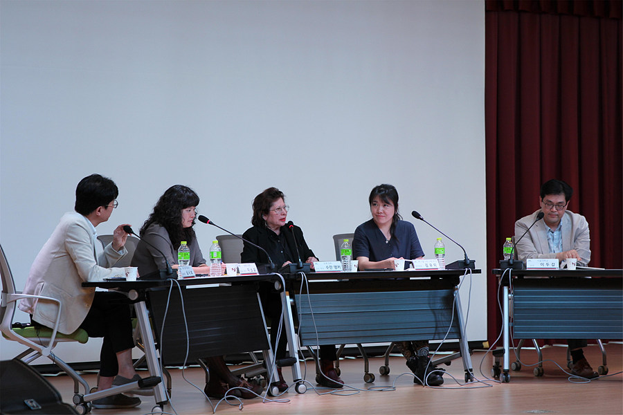 왼쪽부터 좌장을 맡은 IBS 정책기획본부 심시보 본부장, 연사로 참여한 이소요 작가, 수잔앵커 작가, IBS 식물 노화·수명연구단 김유미 연구위원, 이두갑 서울대 교수