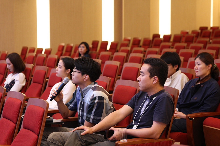 식물생명 윤리에 대해 질문하는 청중