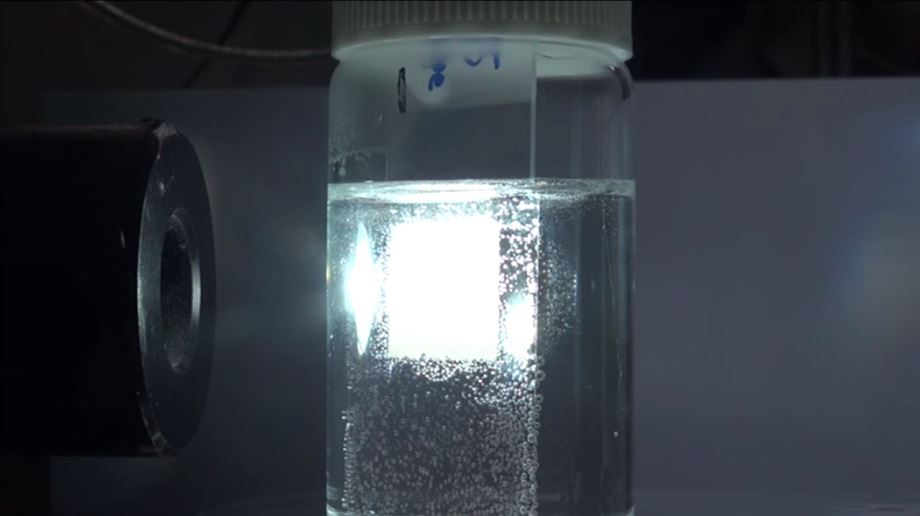 물과 메탄올을 섞은 용액에 연구진이 개발한 촉매를 넣고 빛을 가하면 수소가 발생한다. 그림 속 기포는 수소가 발생했음을 보여준다.