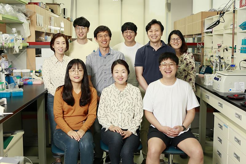Photo 1. Dr. Sukhyun Kang(third from left at top), Professor Hajin Kim (second from right at top) and their research group members