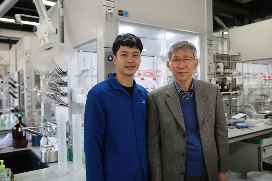 Dr. Yoonsu Park (left) with his supervisor, Professor Sukbok Chang