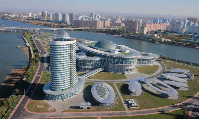 평양의 랜드마크가 된 평양 과학기술전당의 모습(출처: Wikimedia Commons)