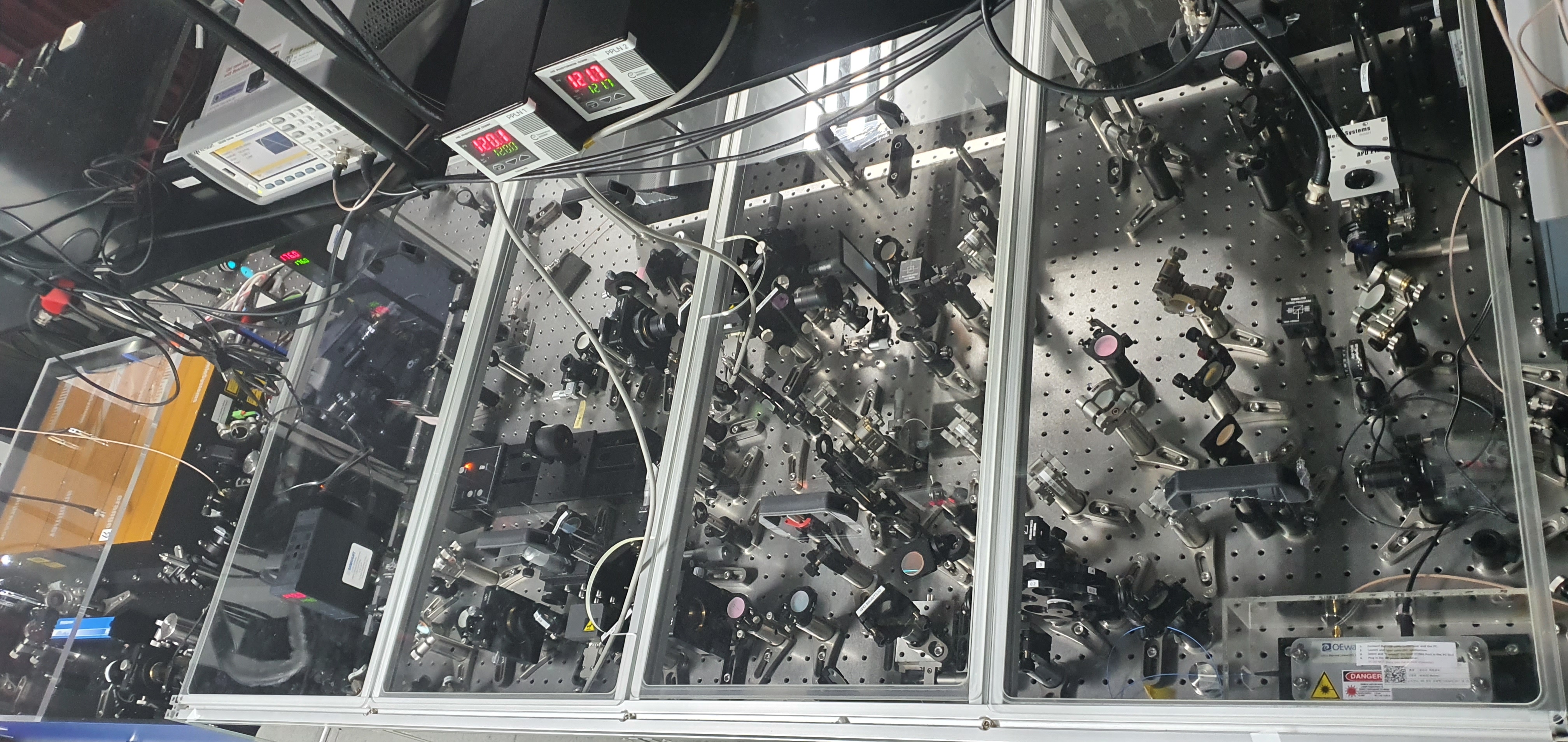 연구진이 개발한 ENBS(얽힌 비선형 광자쌍 광원) 복합시스템의 모습, 양자 물체의 파동성과 입자성을 상보적 관계의 틀 안에서 실험적으로 조절할 수 있다. 