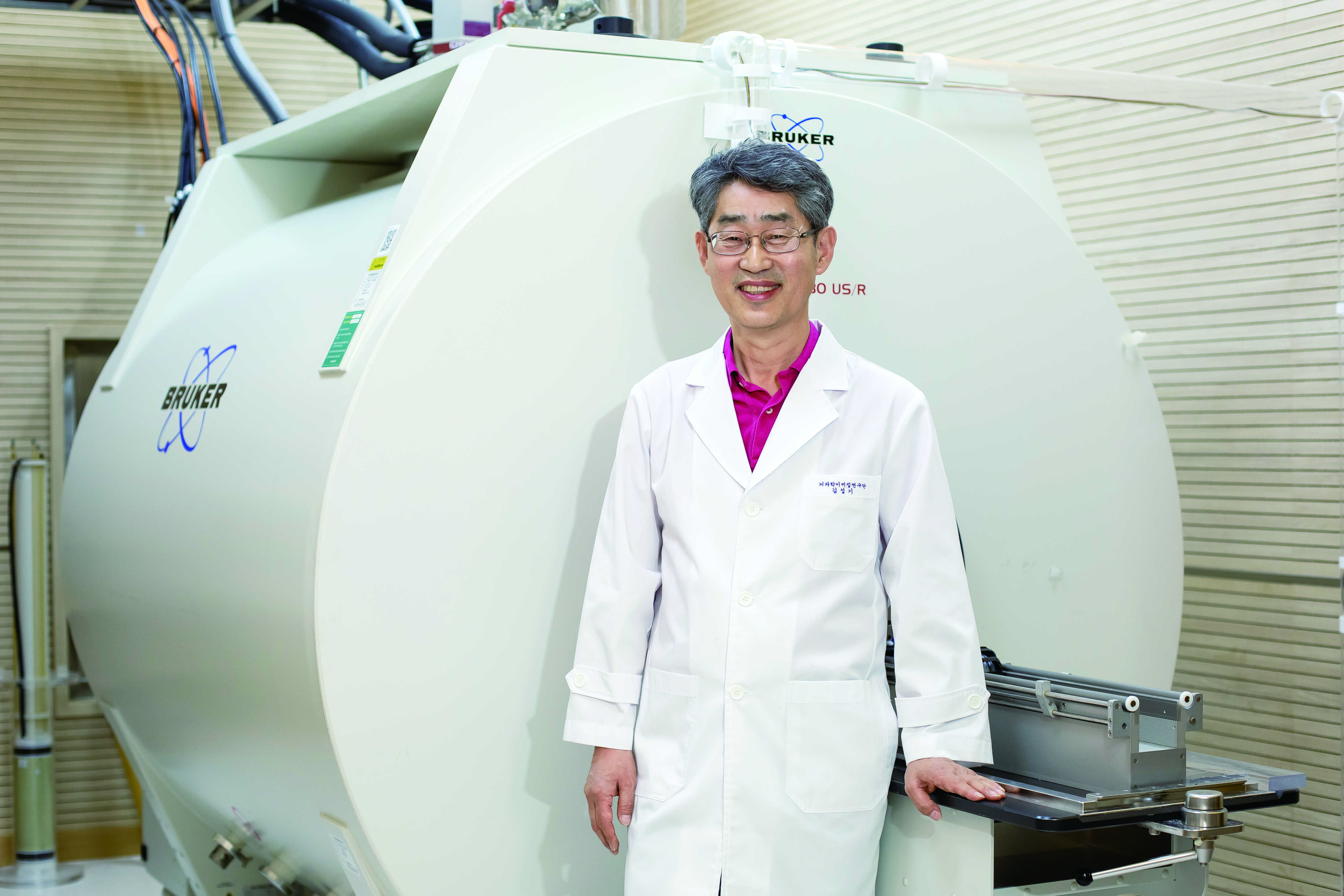 The MRI machine is the key research equipment of the Center for Neuroscience Imaging Research. Currently, 3T and 7T equipment for humans, as well as 9.4T and 15.2T MR equipment for animals are in operation.
