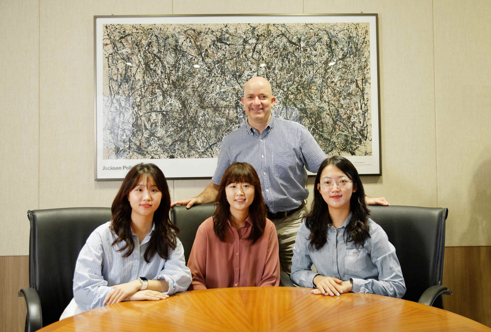 [Figure 3] Researchers who published this study
            Center: Associate Director Orlando D. SCHÄRER. From left: JEONG Eunwoo (senior researcher), KIM Hyun-Suk (2nd author), and KIM Mihyun (1st author).
            