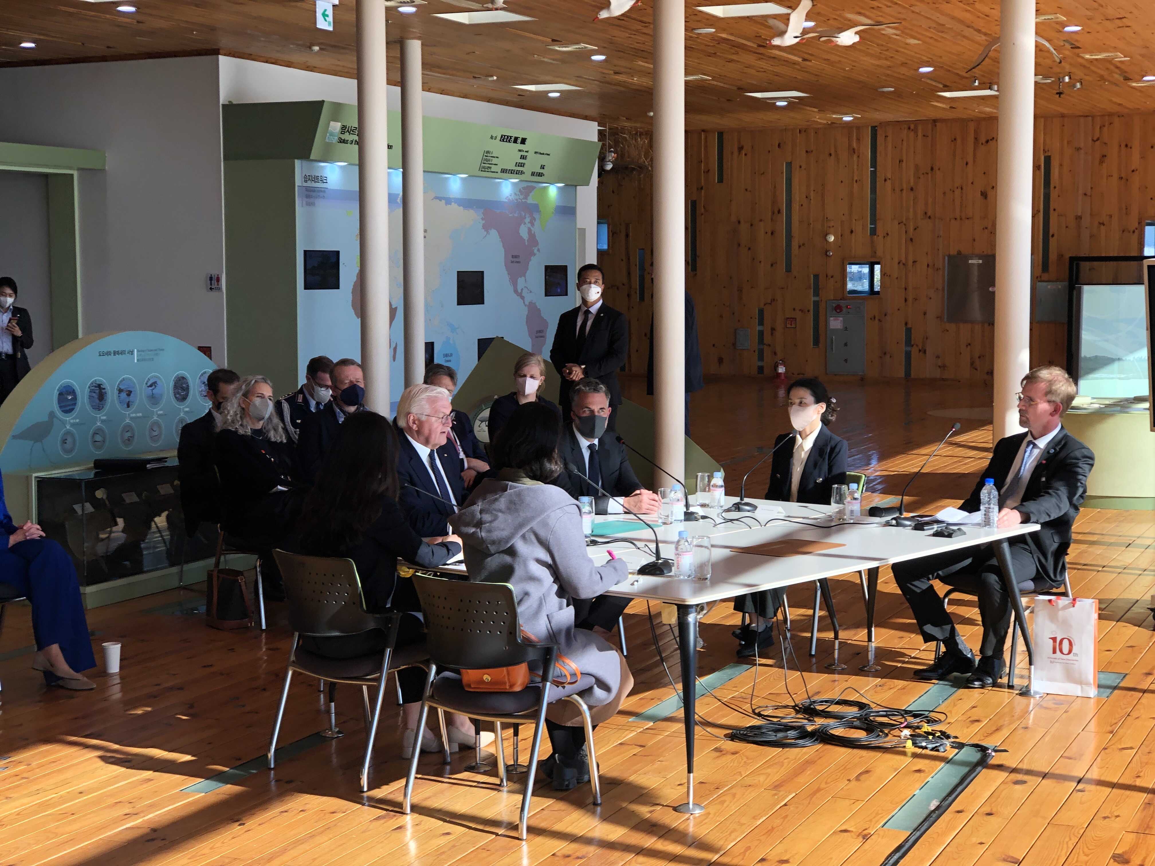 기초과학연구원(IBS)은 지난 5일 부산 낙동강하구에코센터에서 프랑크-발터 슈타인마이어 독일 대통령과 함께 ‘한-독 기후 라운드테이블’을 개최했다.