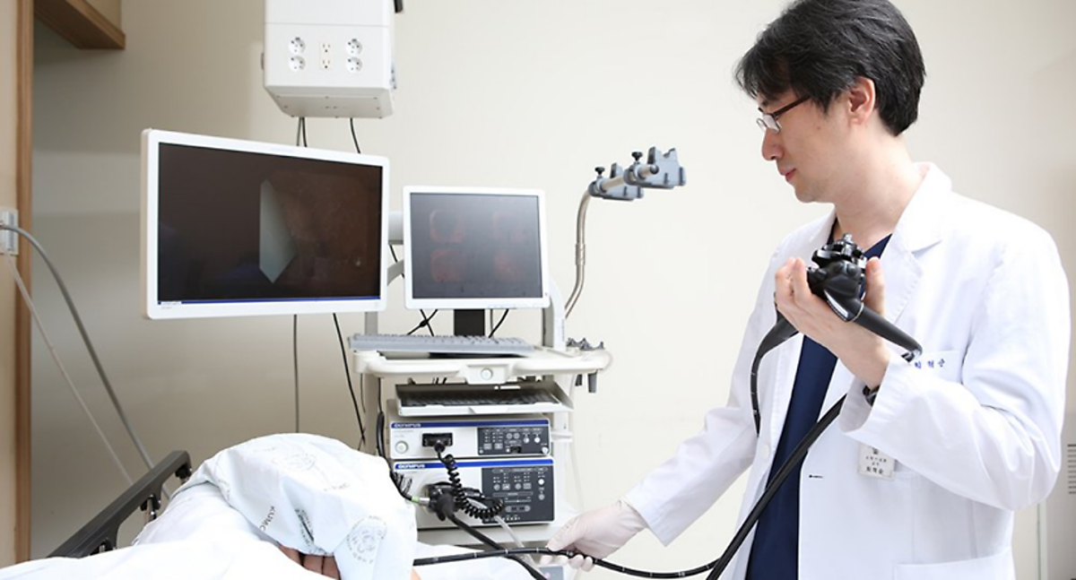 그림 1. 위 내시경 검사 모습. (출처: 고려대학교 안암병원 네이버 포스트)