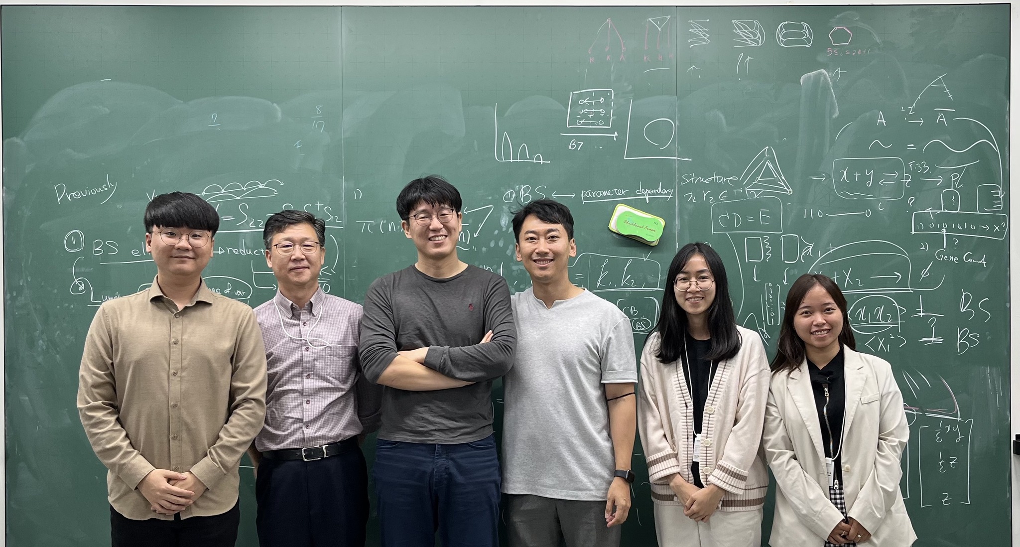 [그림 4] 이번 연구에 참여한 연구진의 모습
            (왼쪽부터) 송윤민 박사과정생(IBS/KAIST, 공동 제1저자), 김상겸 교수(충남대, 공동 교신저자), 김재경 CI(IBS/KAIST, 공동 교신저자), 채정우 교수(충남대, 공동 교신저자), Quyen Thi Tran 및 Ngoc-Anh Thi Vu 박사과정생(충남대, 공동 제1저자)