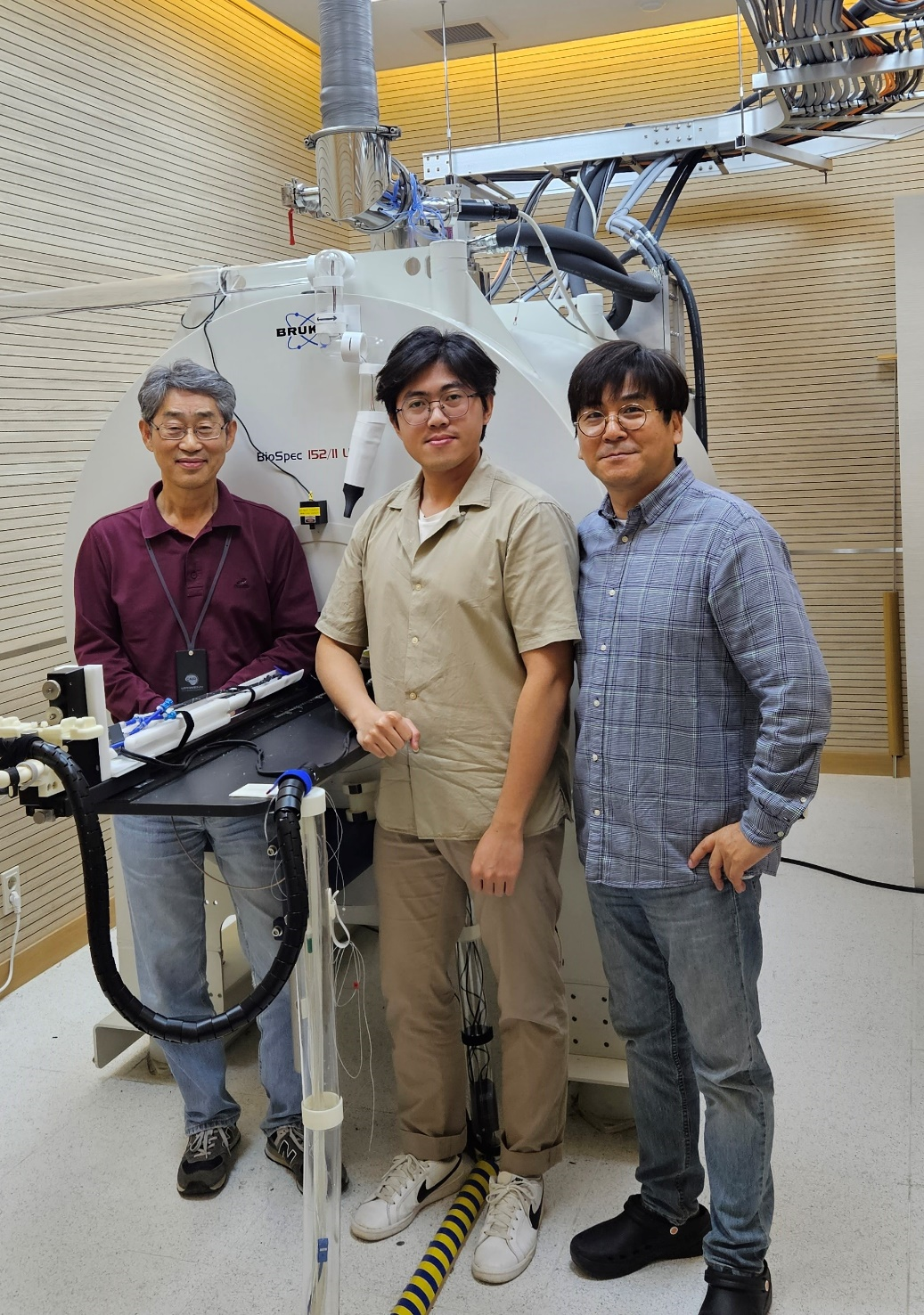 Figure 2. Researchers from the Center for Neuroscience Imaging Research. From left to right: Director KIM Seong-Gi (corresponding author), Thanh Tan VO (1st author), and IM Geun Ho (researcher).