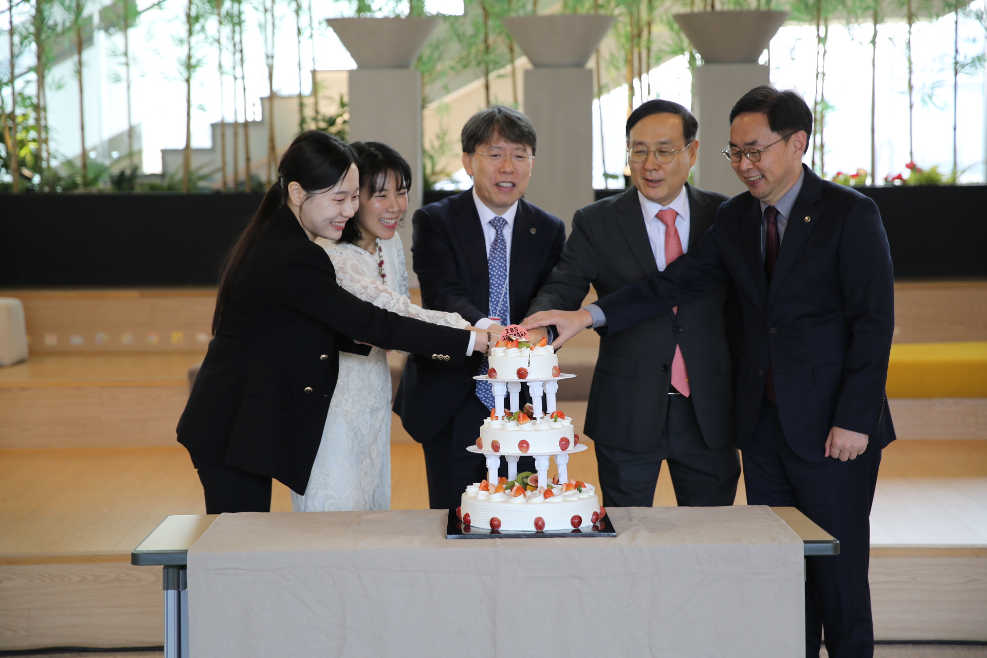 ▲ 개원 12주년 기념 케이크 커팅식