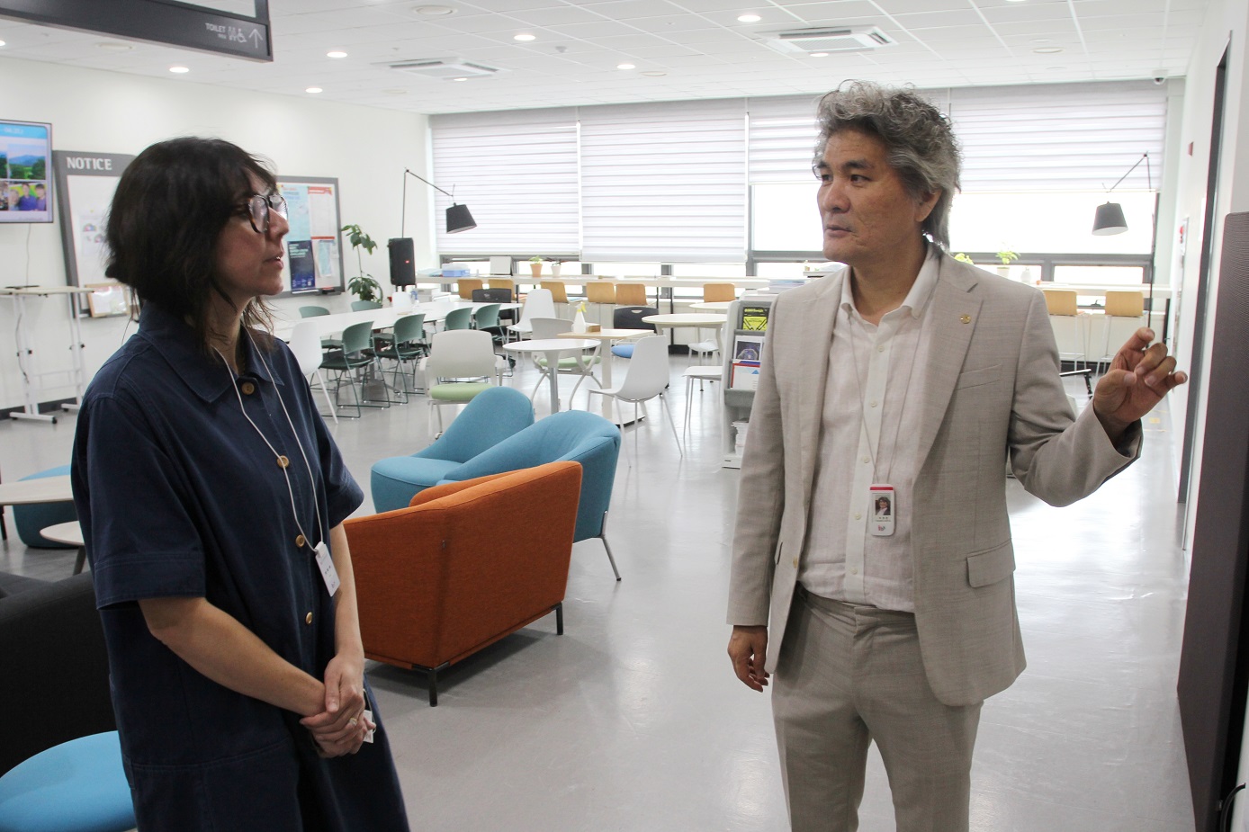 ▲ Director C Justin LEE of the Center for Cognition of Sociality introducing the center to Senior Editor Henrieta HOWELLS