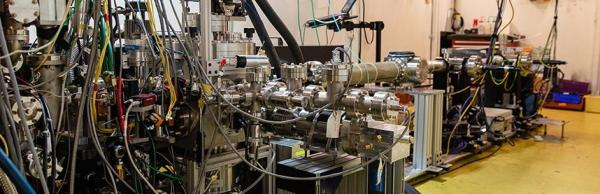 [그림 2] 미국 SLAC 국립 가속기 연구소(위)와 한국 원자력연구원(KAERI)의 초고속전자회절(UED)장비(아래) 사진. (출처: SLAC National Accelerator Laboratory, 한국원자력연구원 초고속방사선응용연구실)