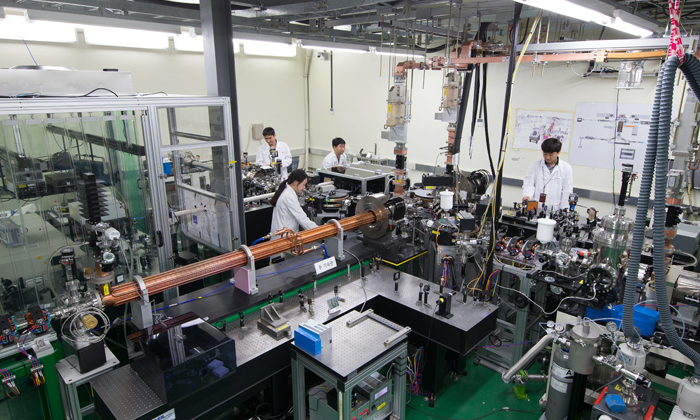 [그림 2] 미국 SLAC 국립 가속기 연구소(위)와 한국 원자력연구원(KAERI)의 초고속전자회절(UED)장비(아래) 사진. (출처: SLAC National Accelerator Laboratory, 한국원자력연구원 초고속방사선응용연구실)
        