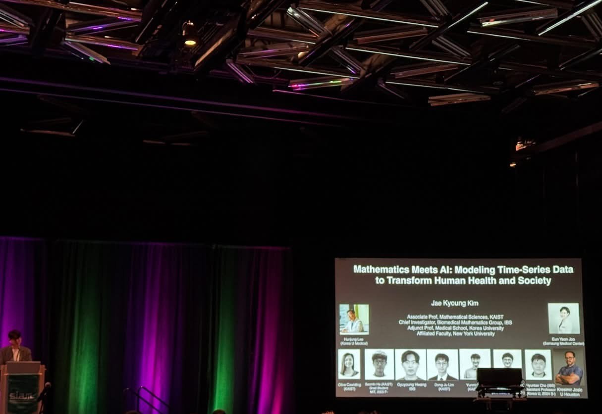 [Photo 3] CI KIM Jae Kyoung delivers the plenary lecture at the SIAM Annual Meeting 2025