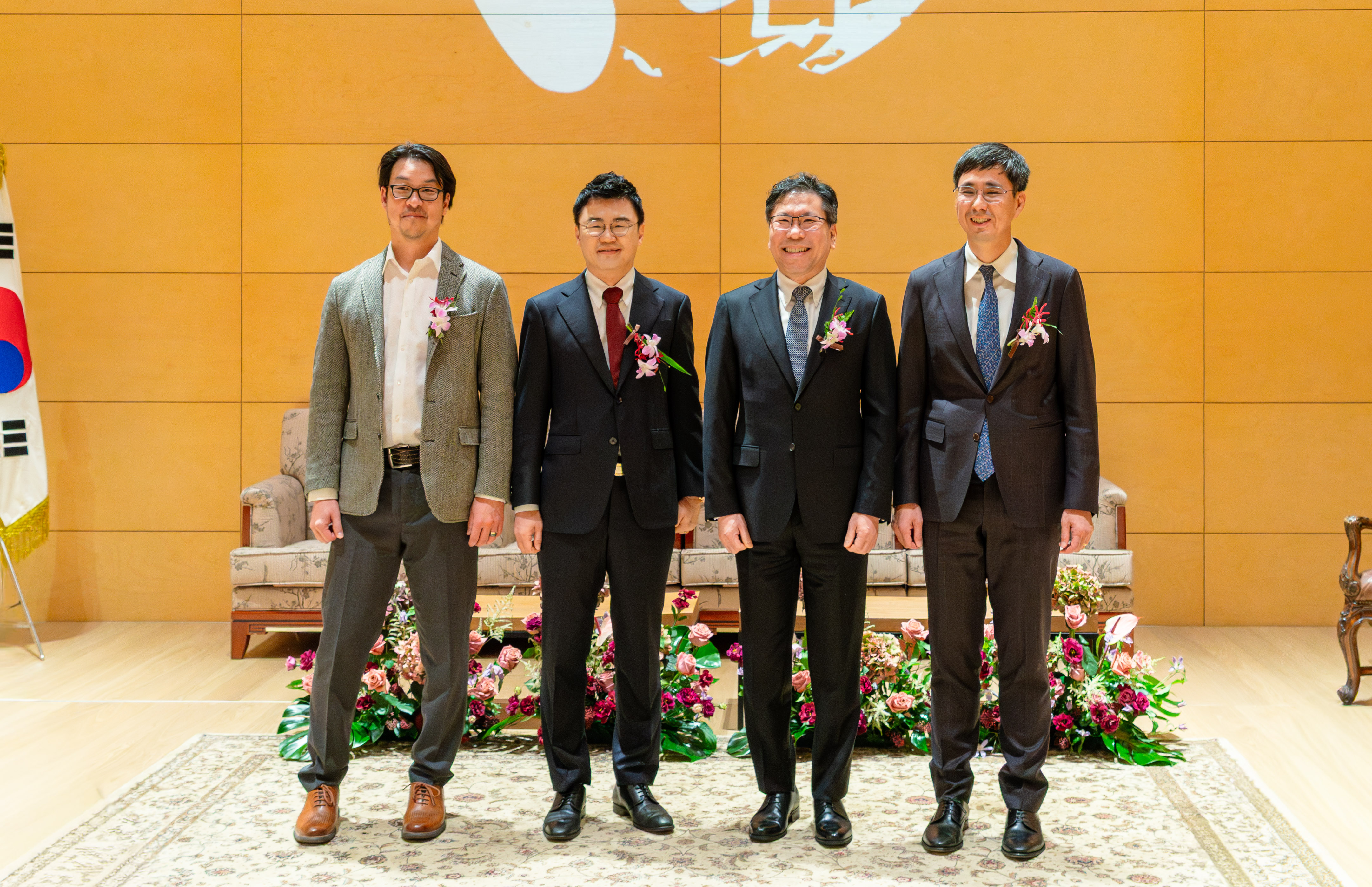 ▲ 11월 7일 부산 서면 경암홀에서 열린 ‘제21회 경암상 시상식’에서 수상자들이 기념촬영을 하고 있다. 왼쪽부터 김상배 MIT 기계공학부 교수(특별상), 김호영 서울대 기계공학부 교수(공학부문), 김유수 IBS 양자변환 연구단 단장(자연과학부문), 허준렬 하버드 의과대학 교수(생명과학부문) (사진=GIST 제공) 