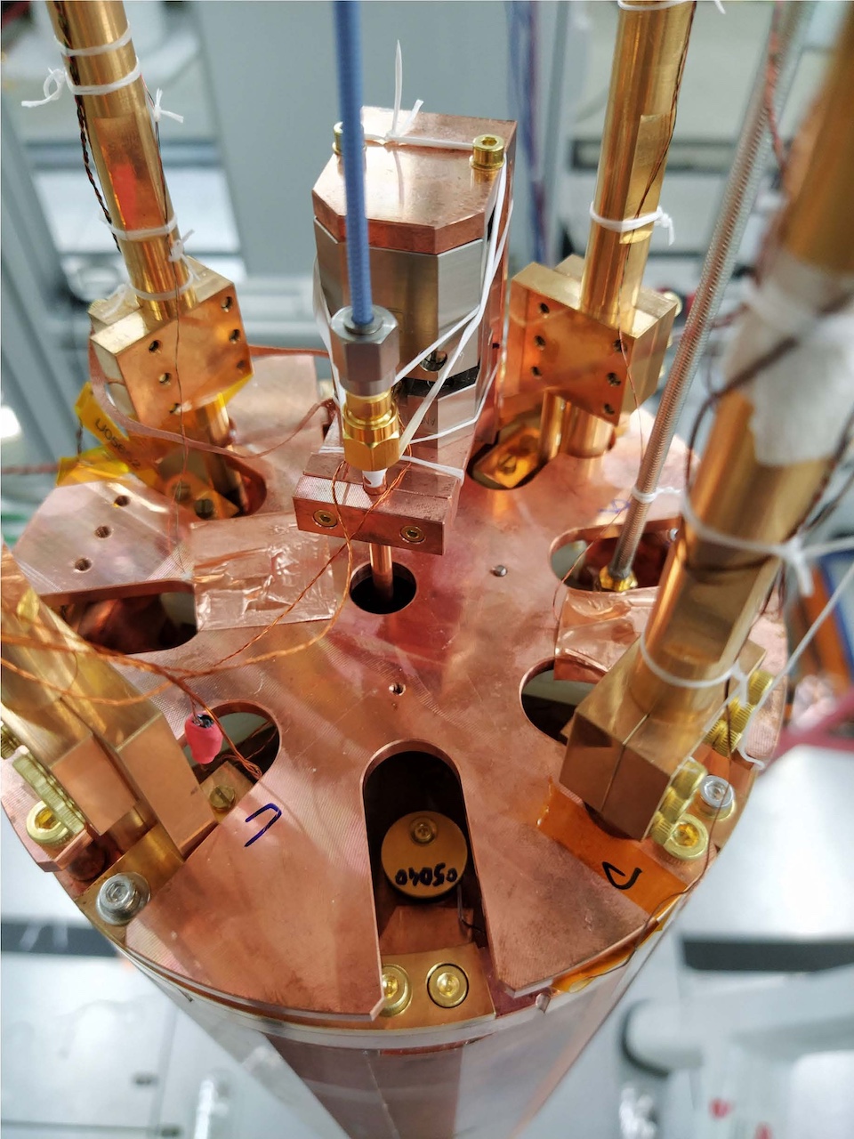 [사진 1] 주파수 튜닝 구조를 포함한 다중 셀 공진기의 실물 사진
  IBS 연구진이 제작한 다중 셀 공진기의 상단부 실물 사진. 압전식 구동장치(piezo actuator)가 내부 튜닝 막대의 위치를 제어해 주파수를 정밀하게 조정한다.