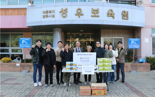 ▲ 김유식 IBS 상임감사(가운데)와 감사부 직원들이 대덕구 성우보육원에 후원금 및 물품을 전달하고 기념사진을 촬영하고 있다.