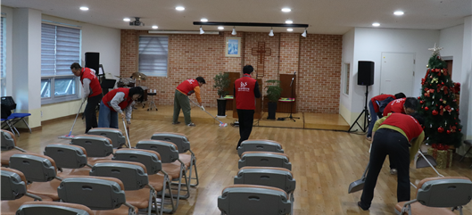 ▲ 김유식 IBS 상임감사(가운데)와 감사부 직원들이 대덕구 성우보육원에 후원금 및 물품을 전달하고 기념사진을 촬영하고 있다.