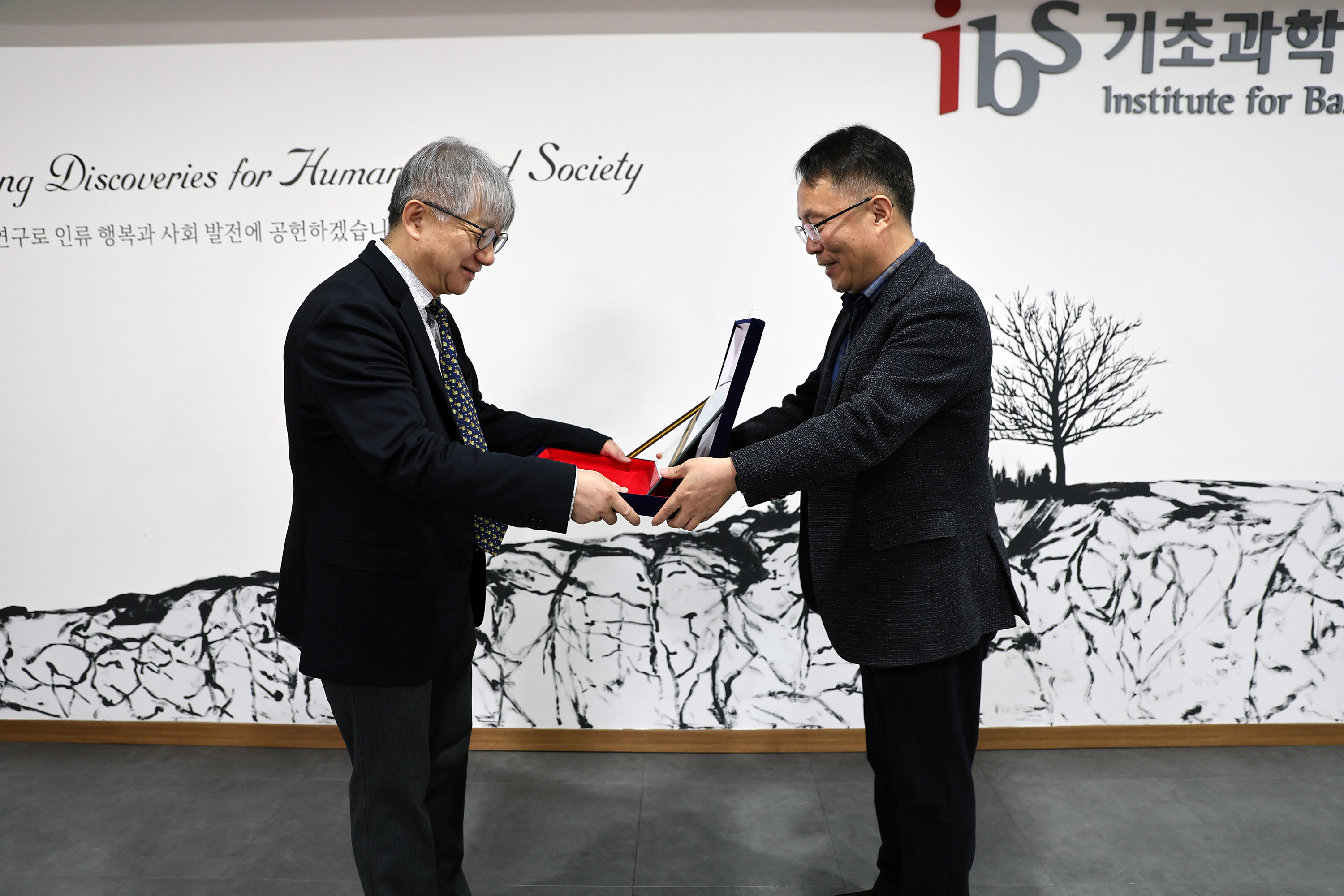 ▲ 선정패 수여 모습 