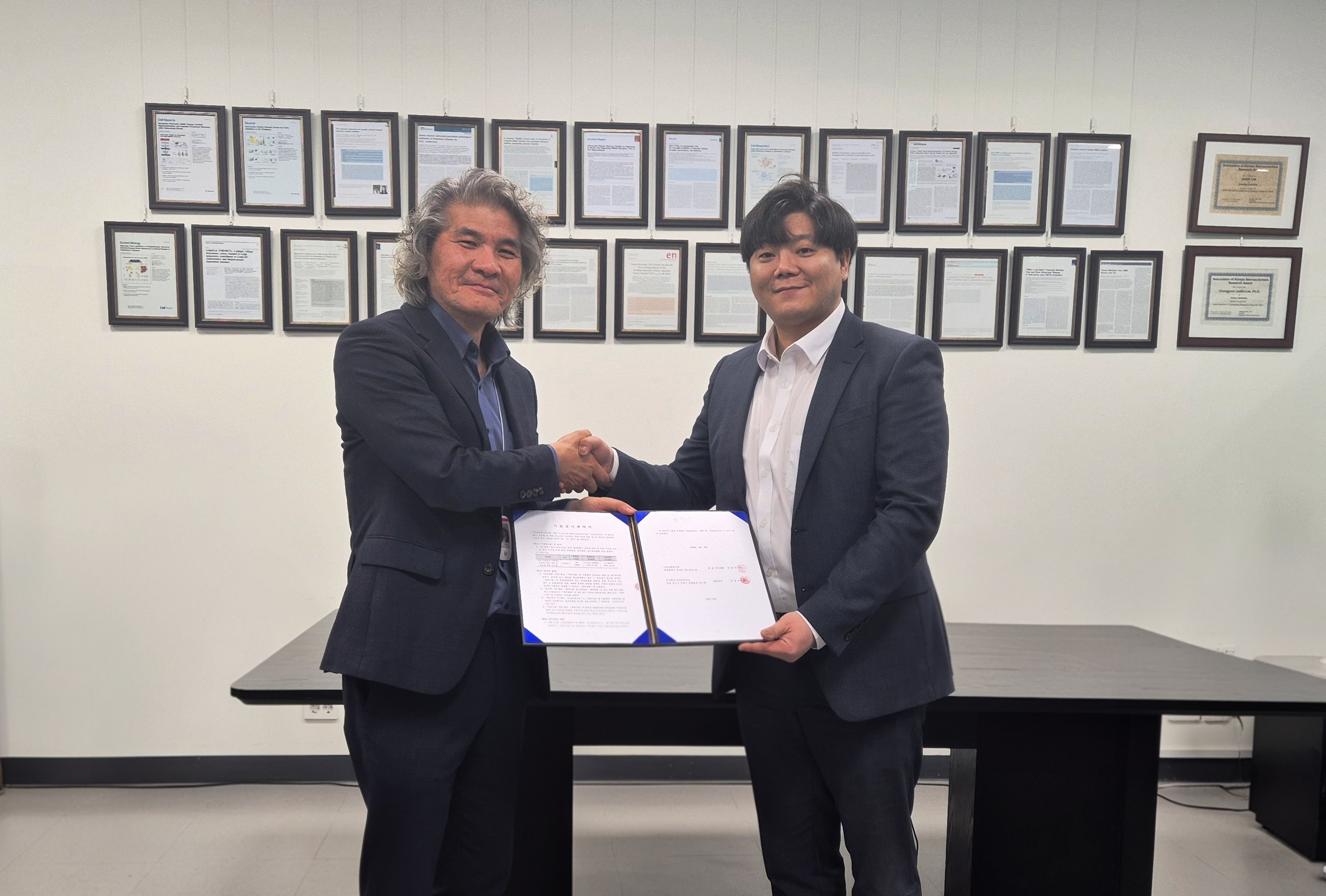 ▲ IBS 기억 및 교세포 연구단은 5일 ㈜바실로바이오와 기술이전계약 체결식을 진행했다. 사진은 왼쪽부터 이창준 IBS 기억 및 교세포 연구단장, 유성진 ㈜바실로바이오 대표이사