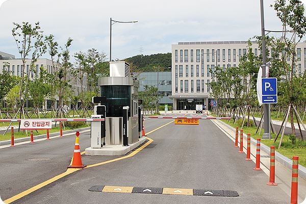 Front vehicle gate